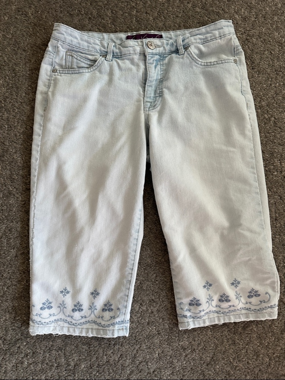 Gloria Vanderbilt Light Wash Embroidered Skimmer Capris